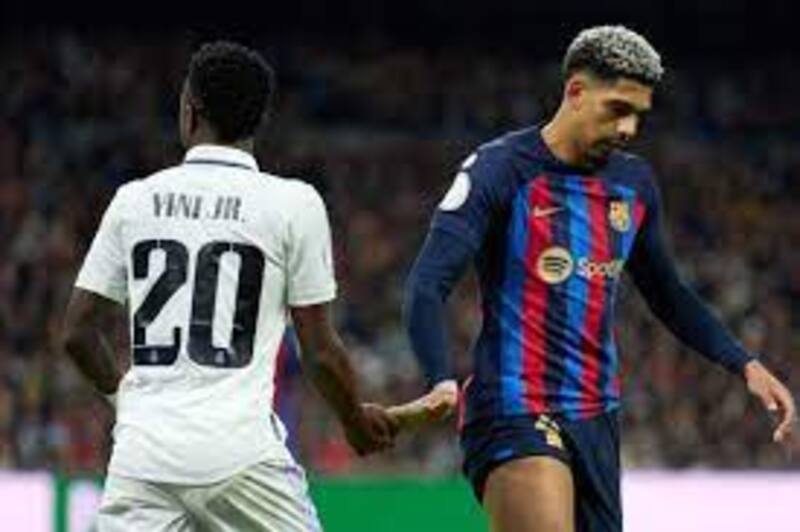 Araujo y Vinícius en un Clásico entre Barcelona y Real Madrid