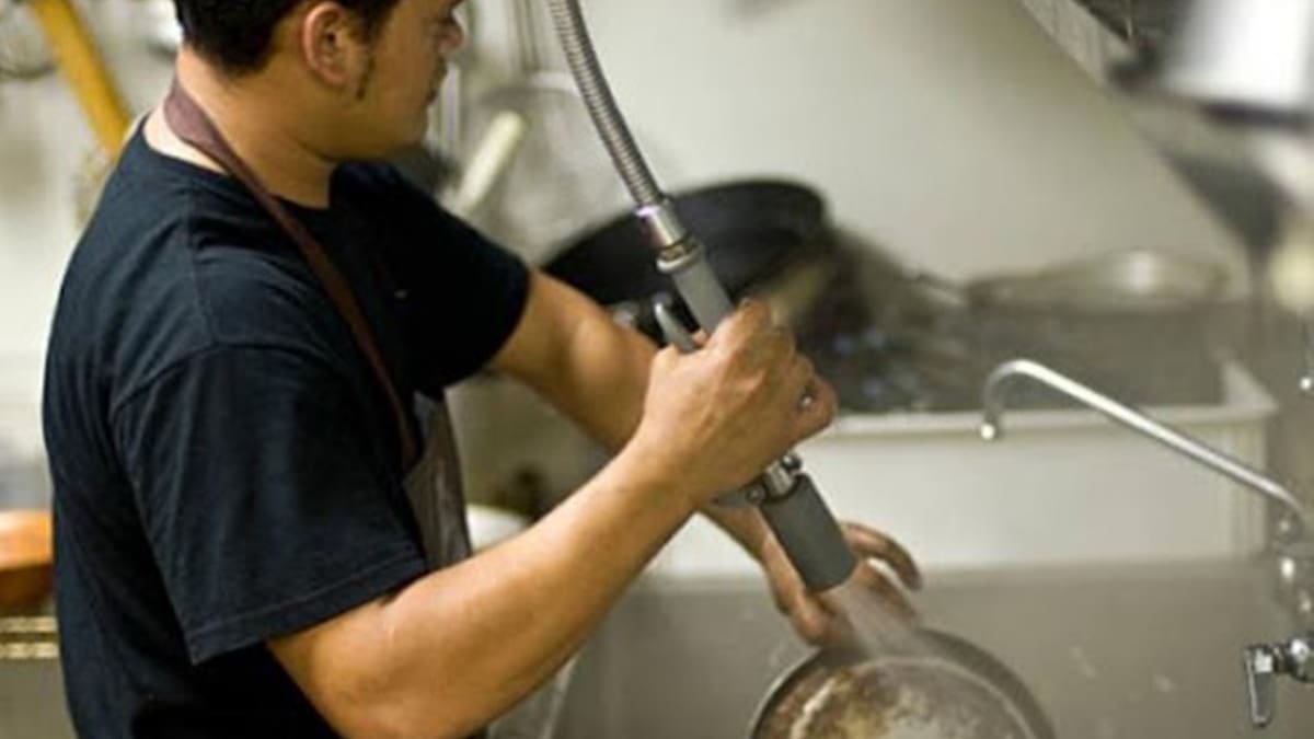 ¿Buscas trabajo? EE.UU. paga 30 mil pesos al mes a mexicanos que sean lavaloza