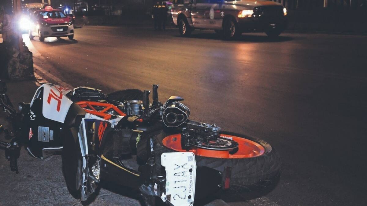 Accidente brutal en CDMX: dos motociclistas se impactaron contra un muro de contención, uno falleció