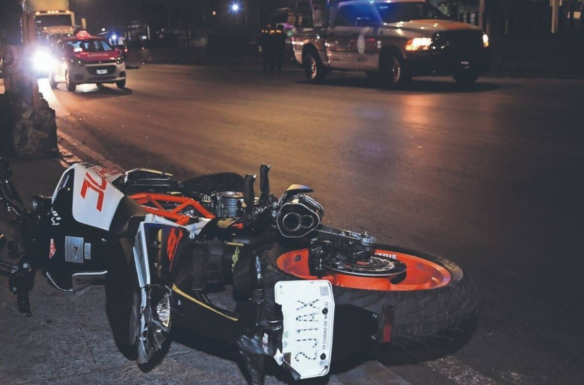 Accidente brutal en CDMX: dos motociclistas se impactaron contra un muro de contención, uno falleció