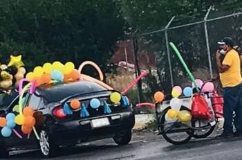 Conmueve padre que lleva a hijos en triciclo a la caravana de fin de cursos