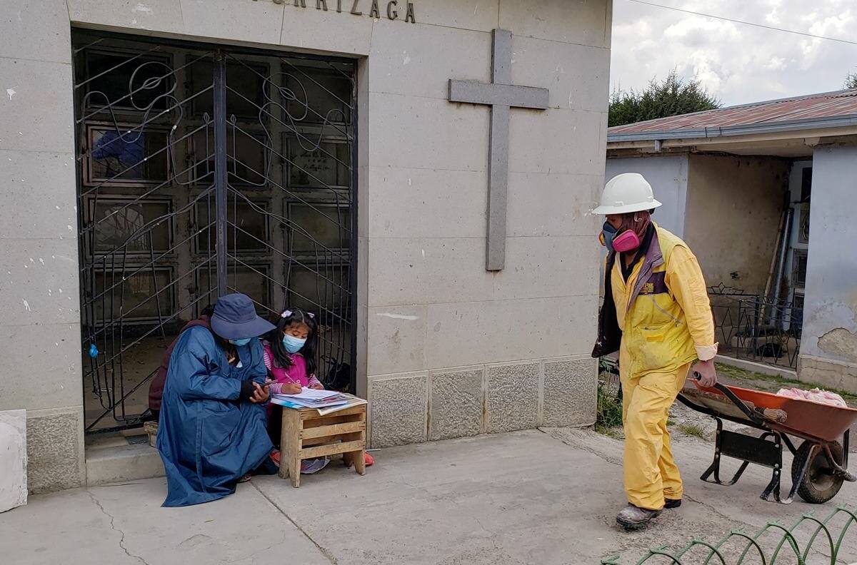 ¡Insólito! Neydi, la niña boliviana que toma clases virtuales desde un cementerio por la pandemia