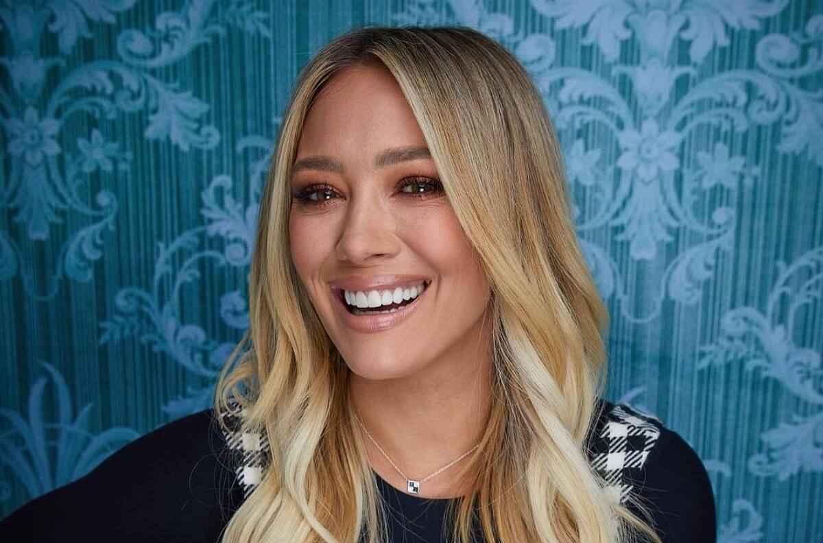 Captan a Hilary Duff en el concierto de The Killers en México