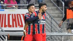 Chivas consigue sufrido triunfo ante Rayados con un hombre menos