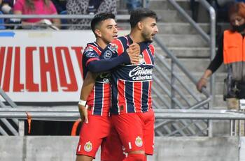 Chivas consigue sufrido triunfo ante Rayados con un hombre menos