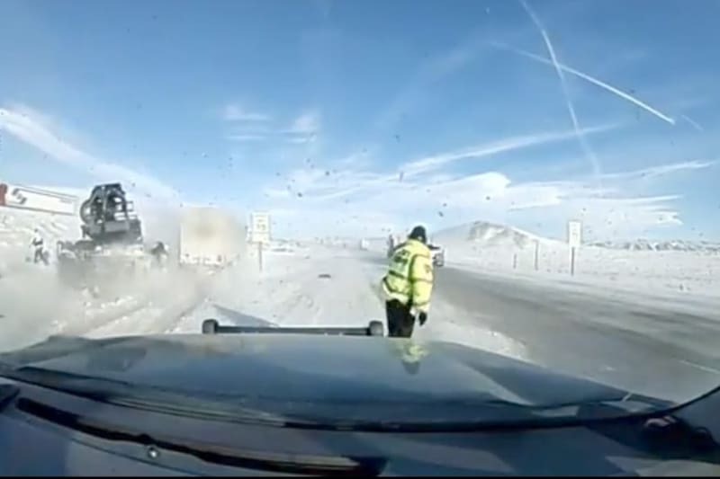 Policía de Wyoming Highway Patrol casi es atropellado por camión que se sale de control.
Crédito: Captura de video.