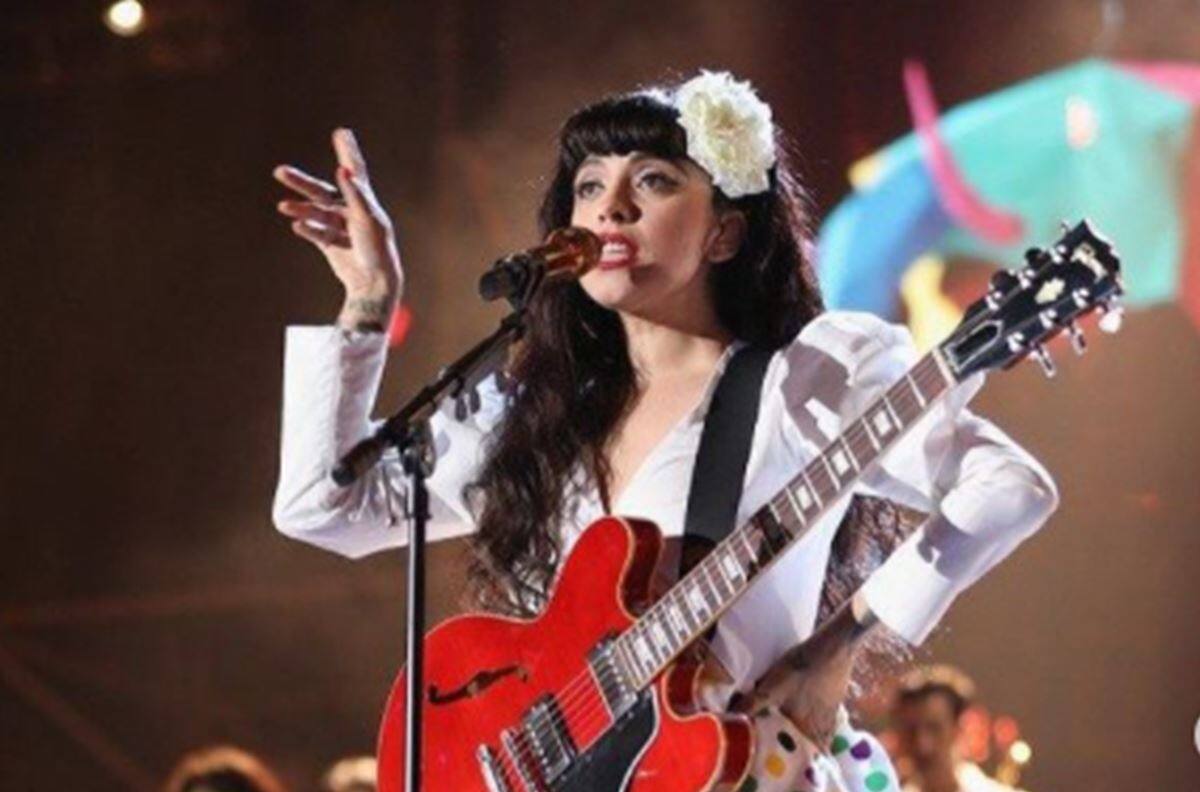 Mon Laferte puso a bailar a “El Canelo” Álvarez en su boda con Fernanda Gómez