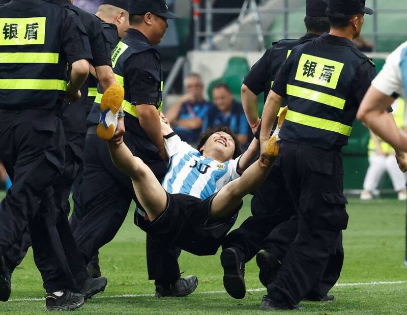 Hincha se fue sonriendo tras invadir la cancha del Workers Stadium