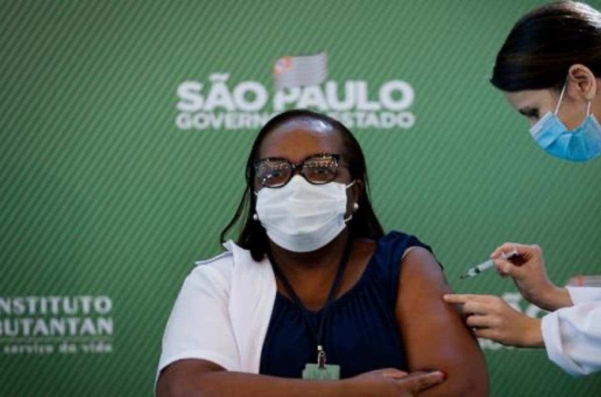 Enfermera que fue una de las primeras vacunadas en Brasil se contagia tres días después de recibir la dosis