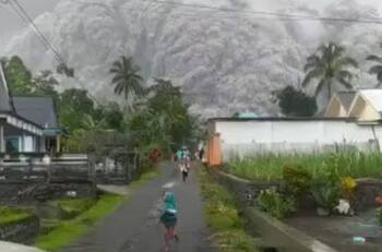 Volcán Semeru explota brutalmente en Indonesia