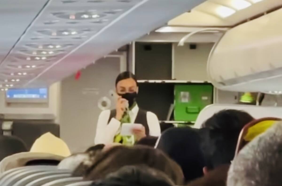 Video: Azafata cae en albur y pasajeros del avión se carcajean