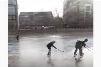 ¡Mueran de amor! Abuelito chino hace pista de hielo para jugar con su nieto