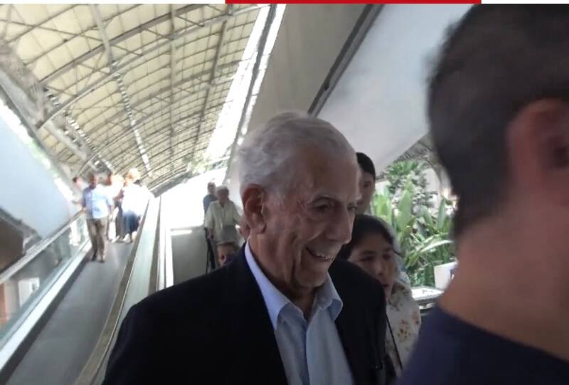 El escritor fue captado a su regreso de un viaje familiar