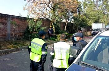 Encuentran a hombre colgado afuera del panteón en Cuautitlán