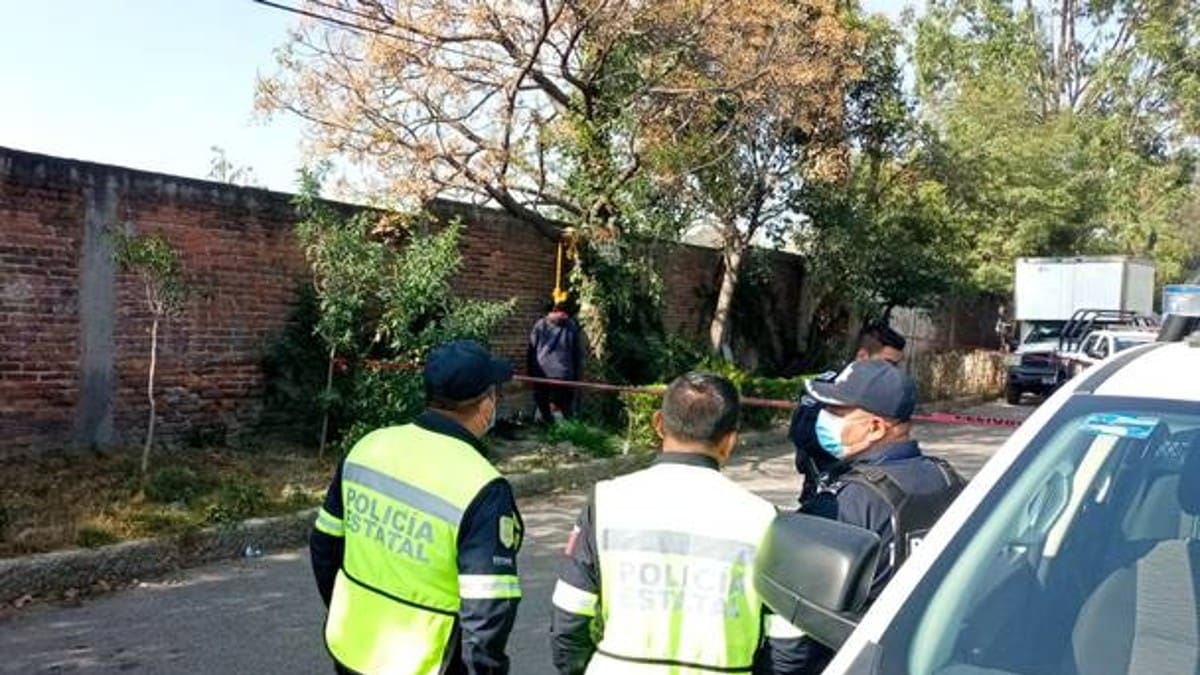 Encuentran a hombre colgado afuera del panteón en Cuautitlán