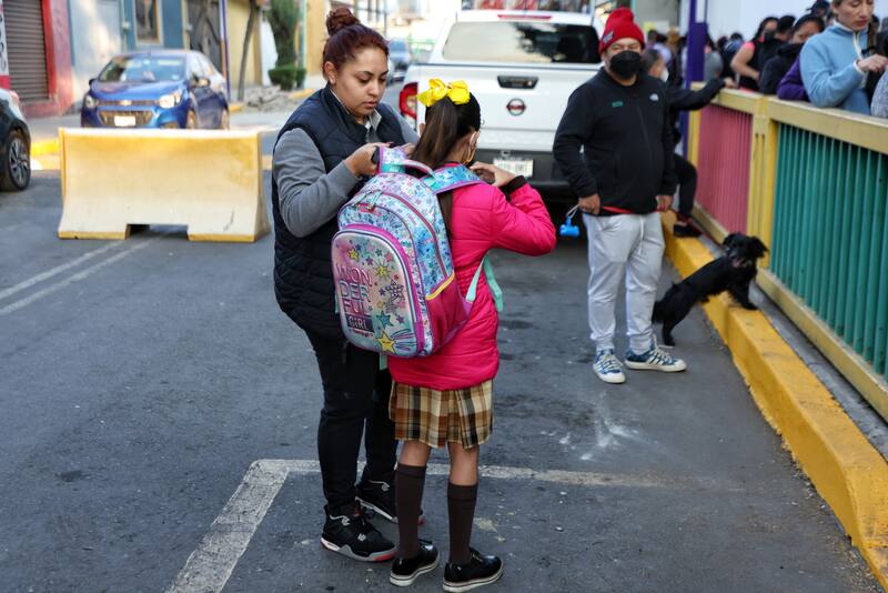 El gobierno de la Ciudad de México aumentó este año 100 pesos a las becas otorgadas para útiles escolares y uniformes.