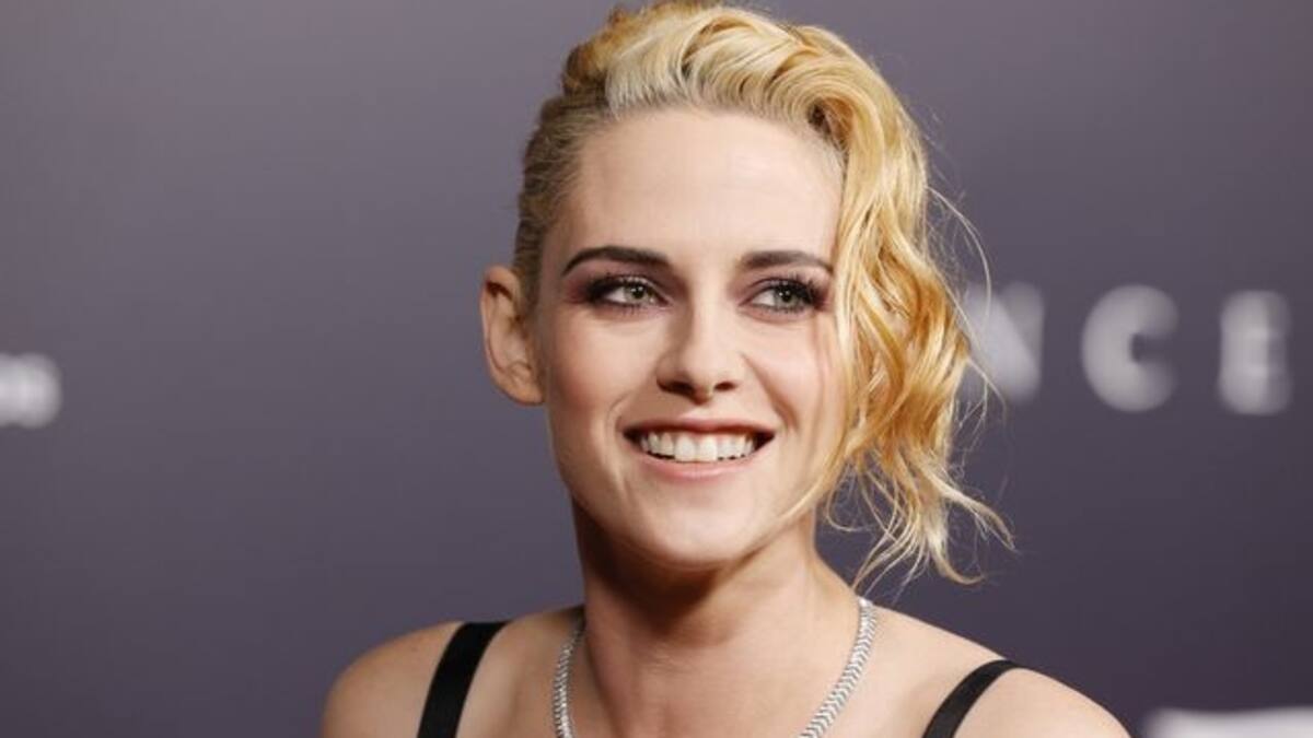 Kristen Stewart se viste de princesa gótica y causa sensación en estreno de "Spencer"