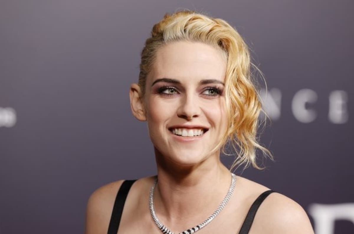 Kristen Stewart se viste de princesa gótica y causa sensación en estreno de "Spencer"