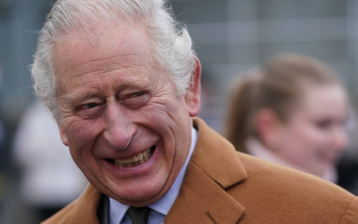 El Rey Carlos III permitió que los nudistas tengan un kilómetro de playa para ellos.