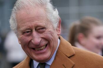 Rey Carlos III permite nudistas en una de sus playas después de tres décadas