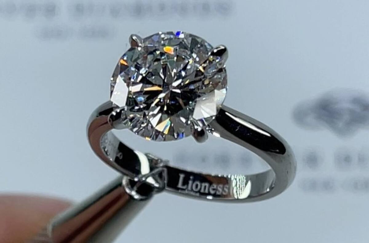 Britney Spears presume su anillo de compromiso