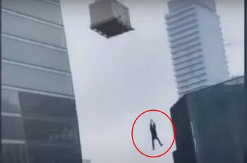 VIDEO | ¡Aterrador! Trabajador quedó atorado en una grúa en Canadá y así los rescataron