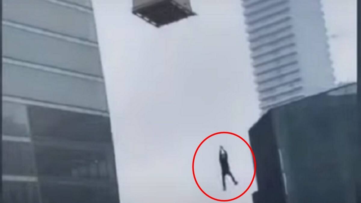 VIDEO | ¡Aterrador! Trabajador quedó atorado en una grúa en Canadá y así los rescataron