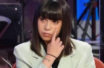 La corrieron de su casa por ser lesbiana y ahora tiene un Mercedes Benz