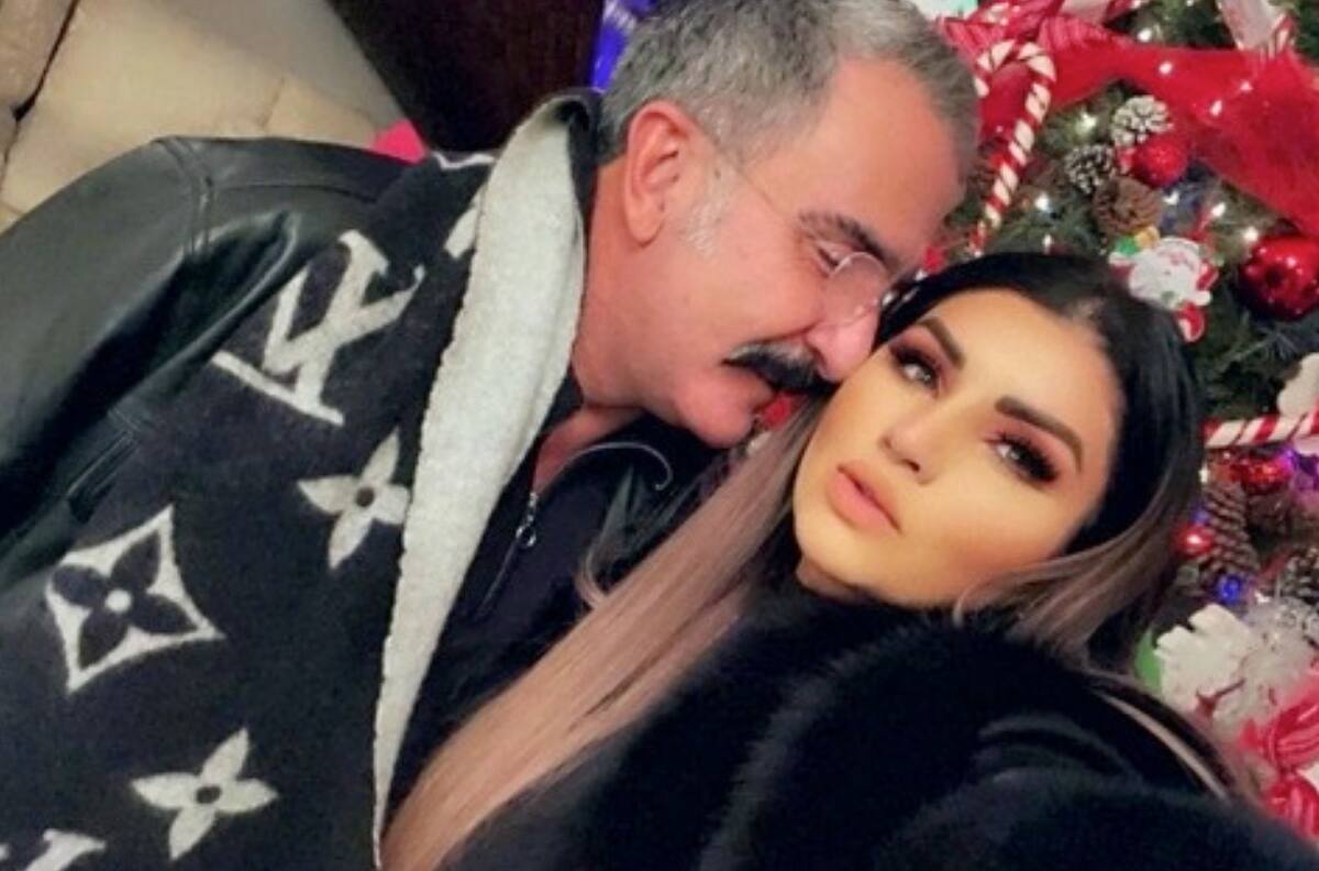 La novia de Vicente Fernández Jr. está vendiendo su casa. El cantante lleva 30 días desaparecido