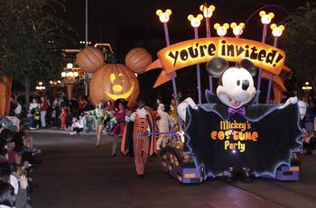 Disneyland viste sus parques de Halloween para la temporada de muertos