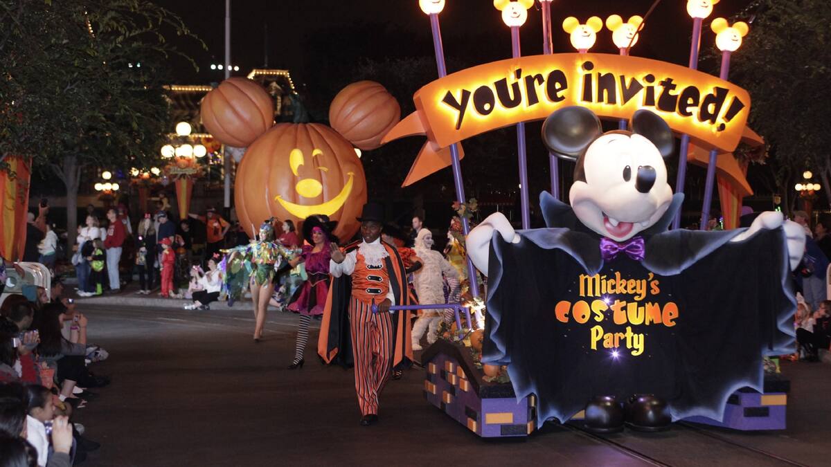 Disneyland viste sus parques de Halloween para la temporada de muertos