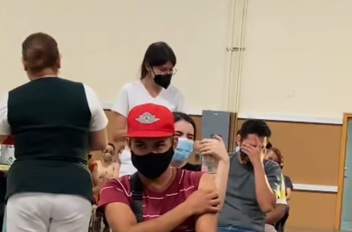 Video: Joven se hace viral en la vacunación por gritar de miedo