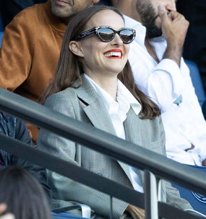 La actriz disfrutó de un partido de futbol en Francia sin su esposo.