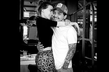 "¿Les parece esto normal?": Belinda molesta por pastelazo que recibió de Christian Nodal