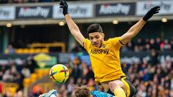 El Lobo abre los brazos como Águila