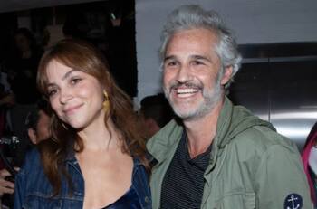 Juan Pablo Medina, muy recuperado, se deja ver en el teatro con su novia