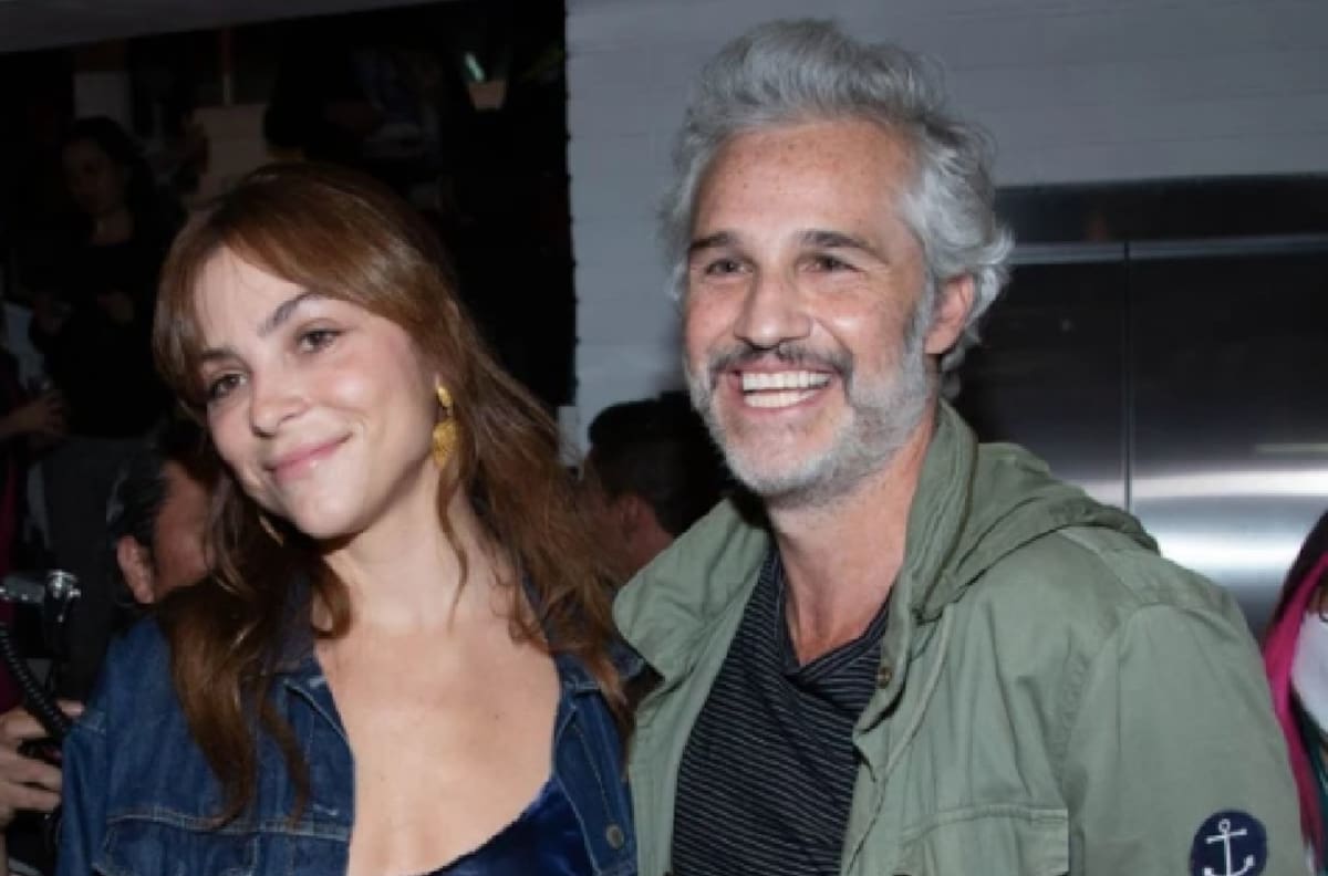 Juan Pablo Medina, muy recuperado, se deja ver en el teatro con su novia