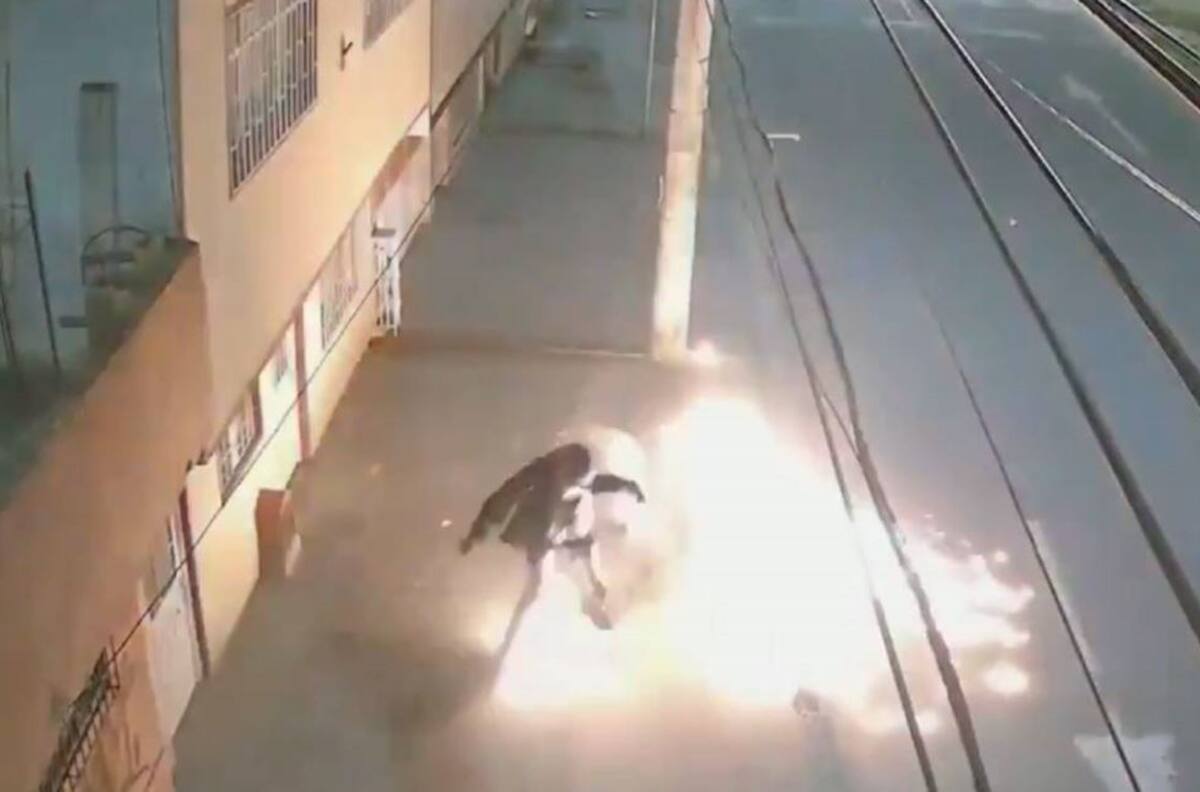 Video: Intentan quemar vivo a policía con bomba molotov