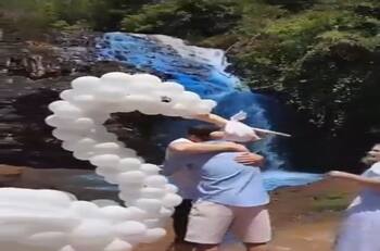 VIDEO | ¡Indignante! Pareja pinta cascada en Brasil para revelar el sexo de su bebé
