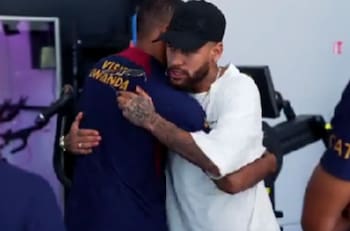 VIDEO | La despedida de Neymar con el PSG y su abrazo con Kylian Mbappé