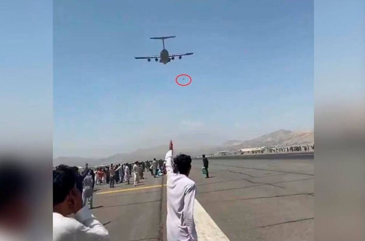 Video: Caen personas que se colgaron de los aviones en Afganistán