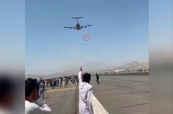 Video: Caen personas que se colgaron de los aviones en Afganistán