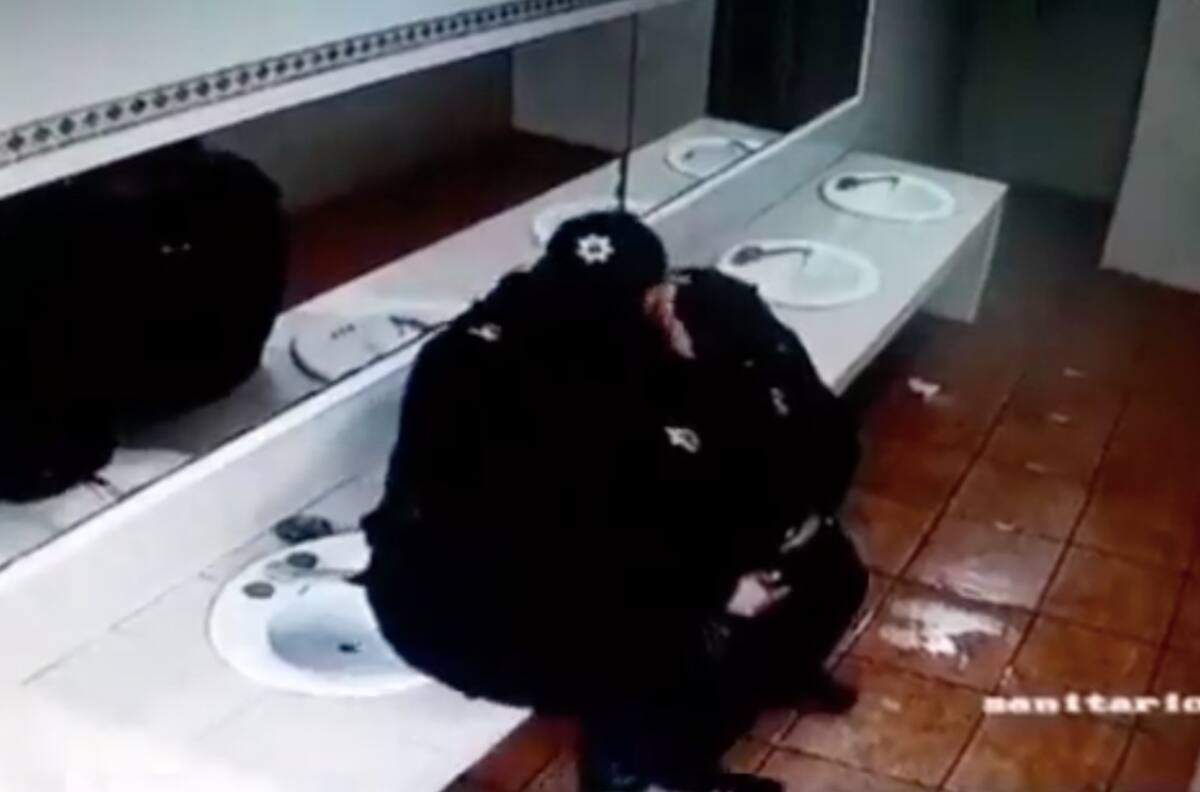Video: Policías se dan un beso apasionado y rompen un lavabo