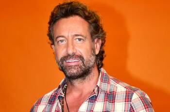 Ponen a Gabriel Soto contra las cuerdas al captarlo rascándose la zona íntima