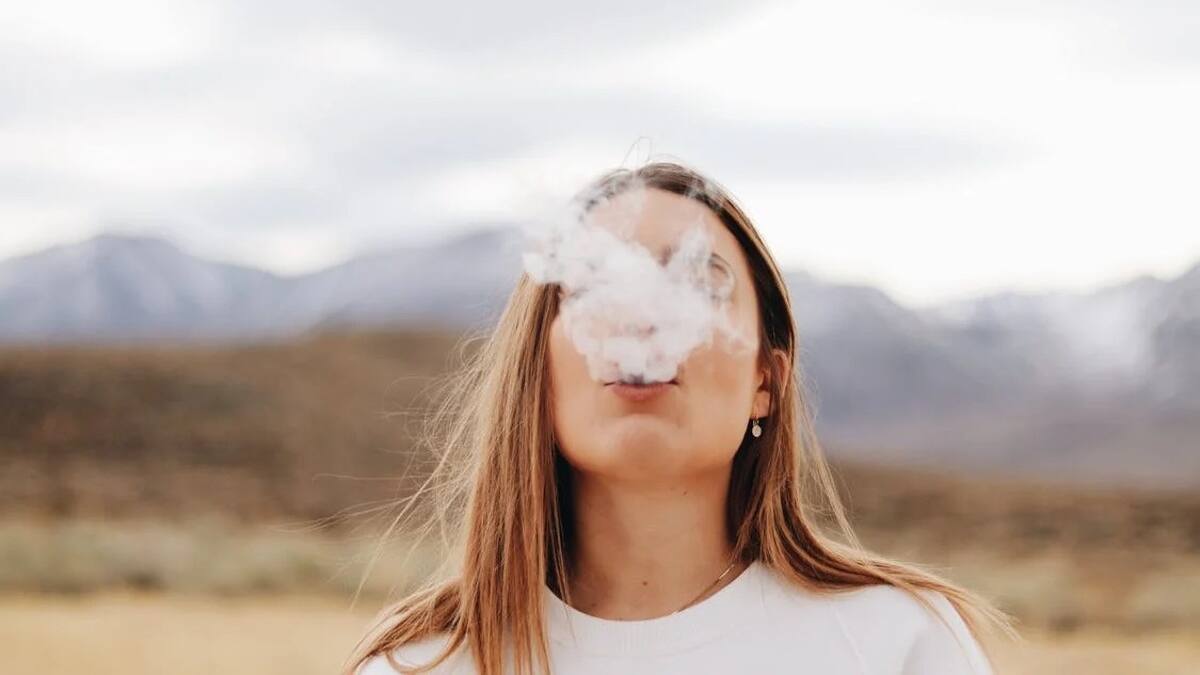 Salud: Con solo tocar la ropa de un fumador aumenta tu riesgo de tener cáncer