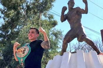 Develan estatua en honor de Óscar Valdez en Nogales, Sonora