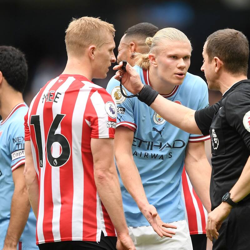 El noruego tuvo un duro enfrentamiento contra Ben Mee, donde el defensor de Brenford reveló que se pellizcaron durante el compromiso.