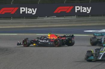 VIDEO | Aficionados festejan el incidente de “Checo” Pérez en el GP de Bahrein