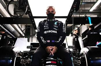 Hamilton arremete contra Helmut Marko por dudar de su lesión