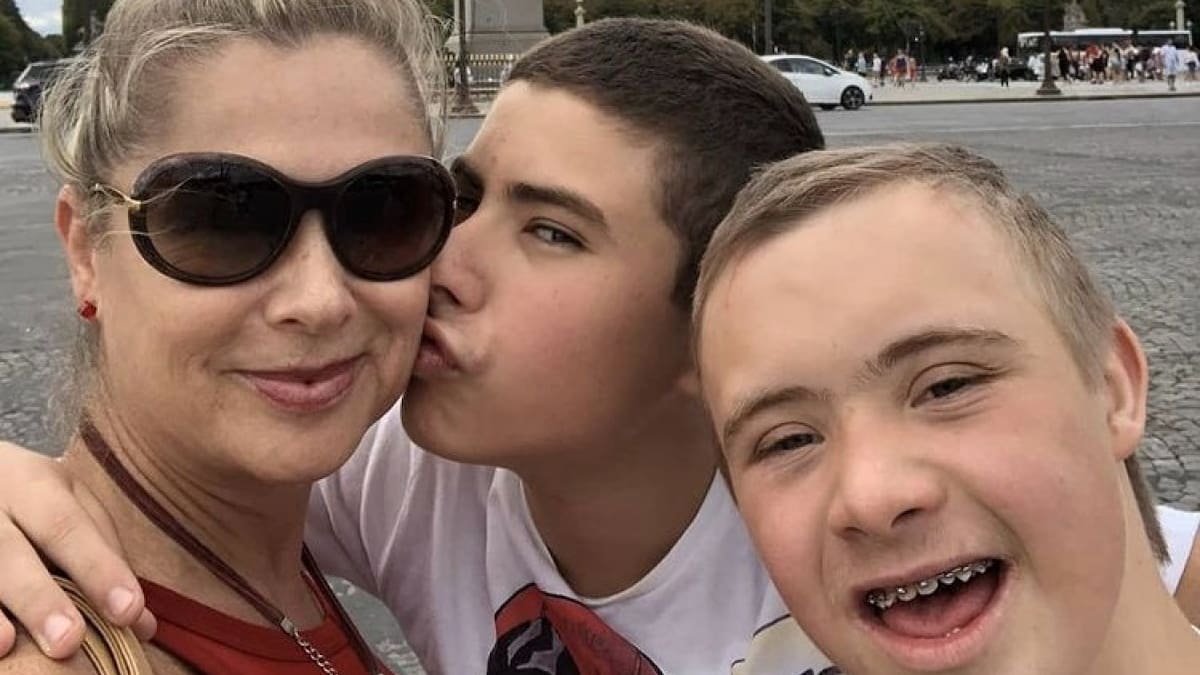 Leticia Calderón enseña taquigrafía a su hijo Luciano